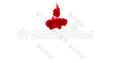 红色墨水滴在水中溶解缓慢的运动隔离在白色背景。 包括卢马哑光作为使用